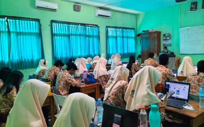 Ikuti Tes UKBI, Seluruh Siswa Kelas XII SMAN 3 Sidoarjo Ada yang Raih Predikat Istimewa dalam Tes “TOEFL” Bahasa Indonesia Loh!